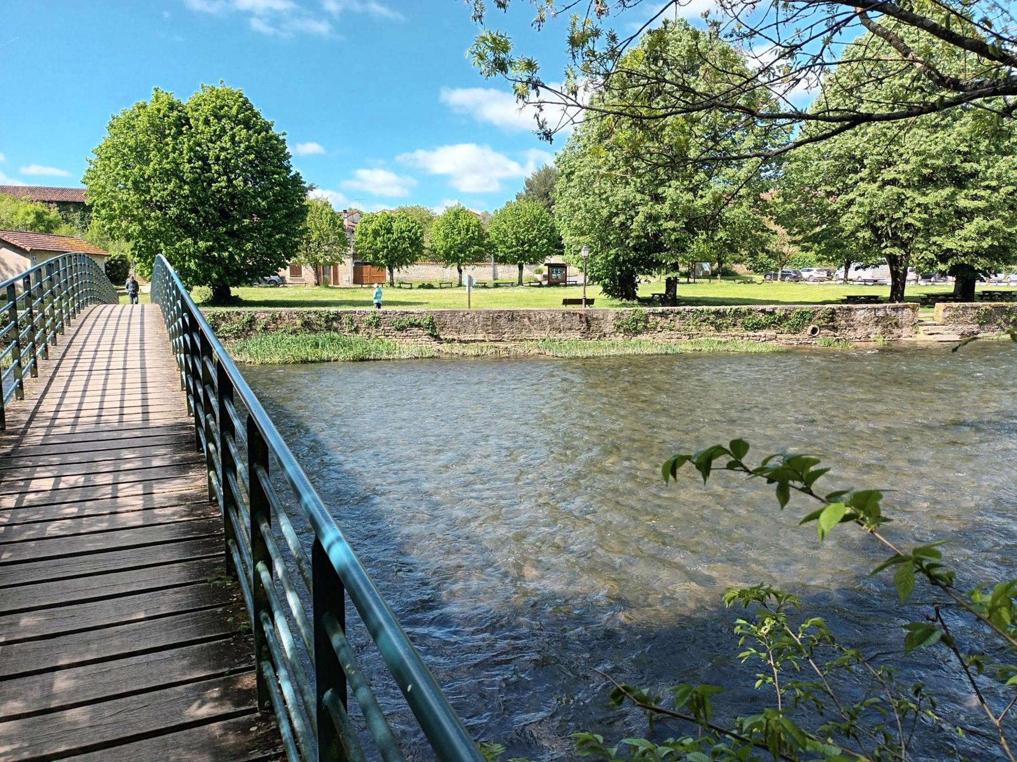Au Bord De La Riviere Apartment Verteuil-sur-Charente Ngoại thất bức ảnh